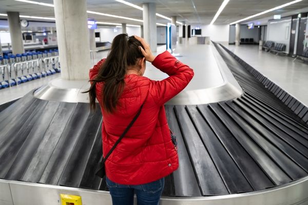 Frau am Flughafen-Gepäckband 