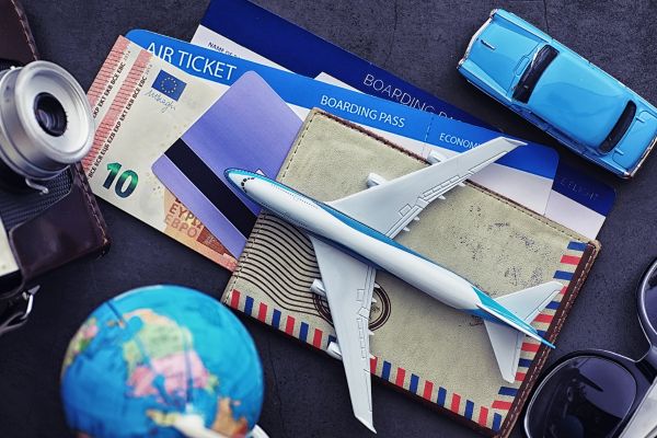 Flugzeug, Portemonnaie und Boarding Pass