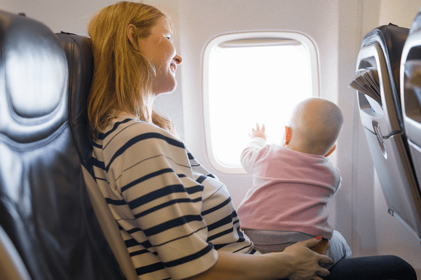 Flugsicherheit bei Kindern im Flugzeug